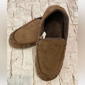 NWOT Sleck warm & comfy men’s Brown  faux suede slip on shoes size 10